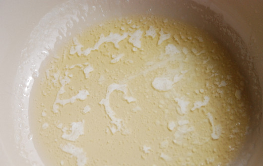 1. Этап. Курица в сырном соусе: 3. А тем временем можно перейти к приготовлению соуса. На отдельной сковороде растопить сливочное масло.