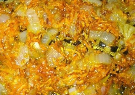 1. Этап. Рыбный суп из консервов с гречкой: 2. На раскаленной сковороде обжариваем порезанные овощи. В это время набираем в кастрюлю воды и ставим на огонь.