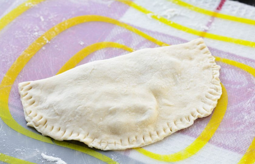 1. Этап. Чебуреки с индейкой: Защипните края чебуреков сперва пальцами, а потом можно пройтись вилкой.