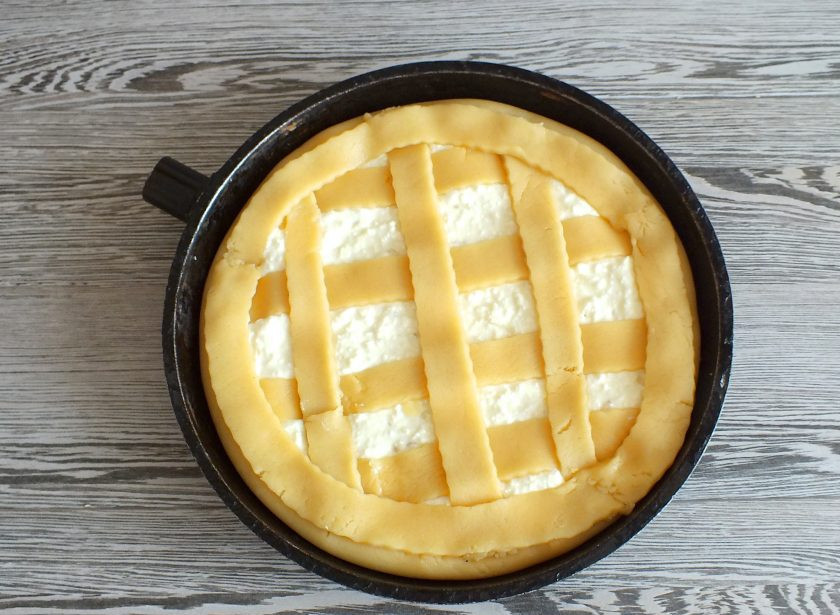 1. Этап. Пирог с творогом и сгущенкой: Оформите верх полосами из теста. Поставьте подготовленный пирог в разогретую до 180 градусов духовку на 35-40 минут. Учитывайте особенности своей духовки.