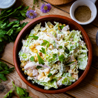 Салат с кукурузой и сухариками