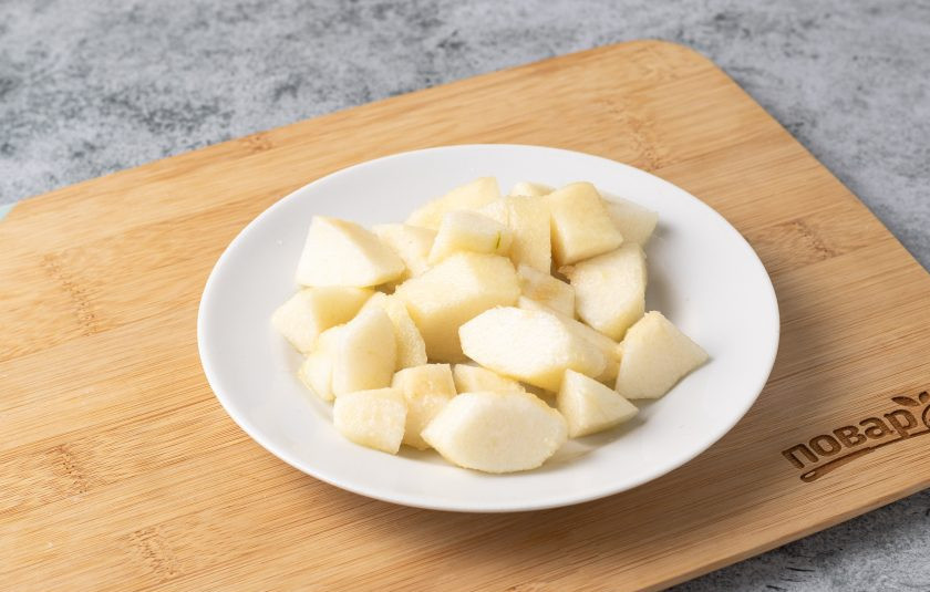 1. Этап. Смузи из киви с грушей: Грушу очистите от кожуры, удалите сердцевину и нарежьте кубиками.