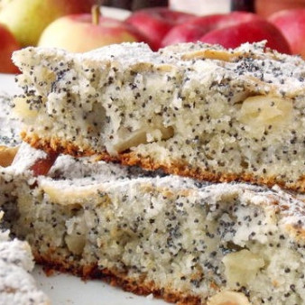 Творожная запеканка с маком и яблоками
