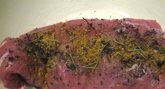 1. Этап. Говядина в фольге: Перекладываем мясо в небольшую глубокую посуду, добавляем соль и все специи.