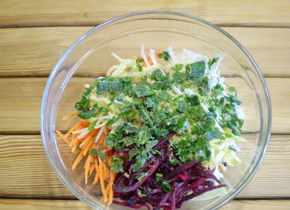 1. Этап. Салат из свеклы для похудения: 7. Добавляем измельченную зелень, соль, перец черный. Заправляем салат оливковым маслом.