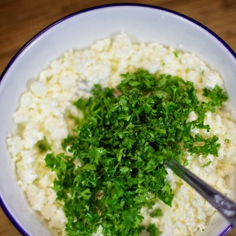 1. Этап. Рулетики из телятины: Добавьте нарезанную зелень петрушки.