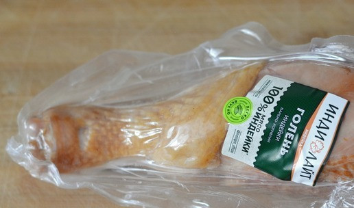 1. Этап. Салат Княжий град: Для приготовления салата берём варено-копчёную голень индейки. У меня ТМ Индилайт.