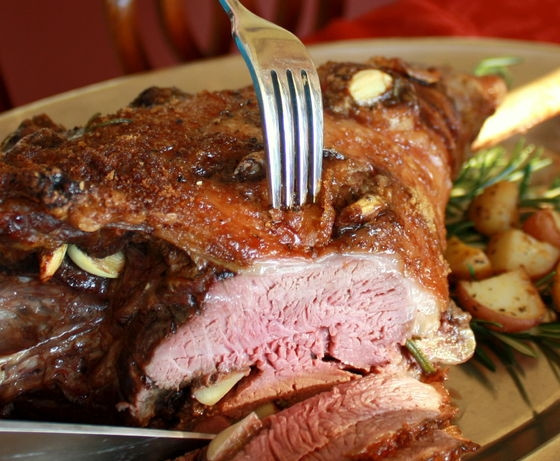 1. Этап. Баранья нога: 7. Подавайте ногу целиком и разрезайте уже на столе, так подача будет гораздо эффектнее.