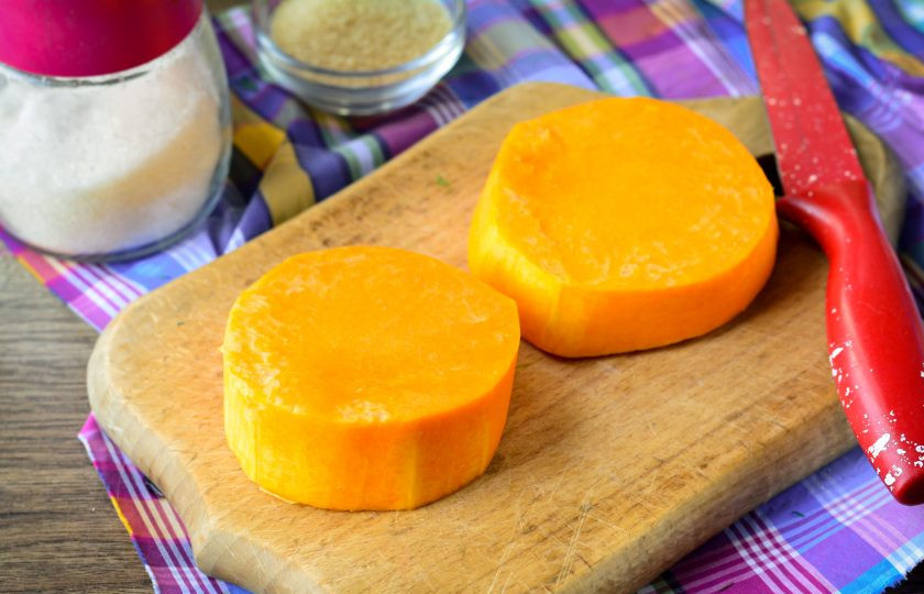 1. Этап. Желе из тыквы с апельсином: Нарежьте тыкву на дольки и почистите от кожуры и семян, если они есть.