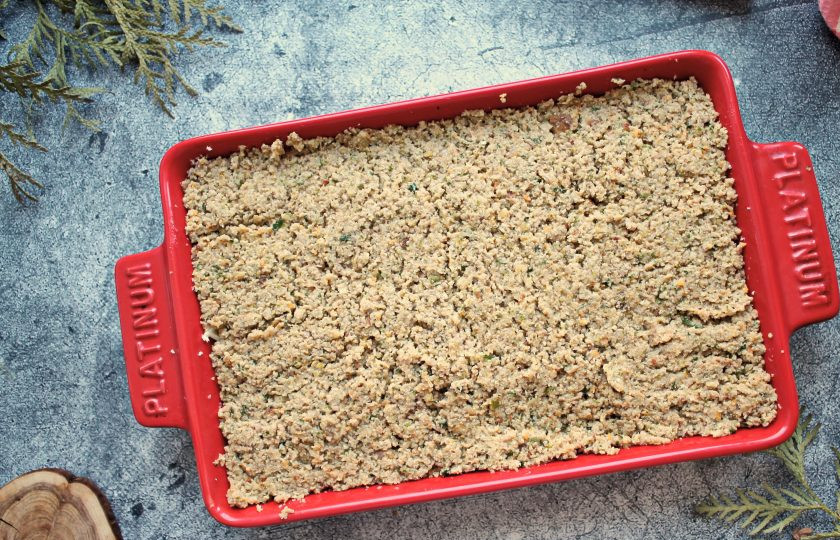 1. Этап. Макаронник с мясом: Сверху ровным слоем выложите обжаренный фарш.