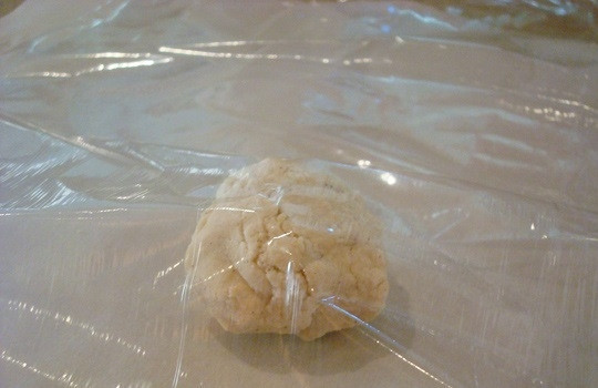 1. Этап. Лепешки из кукурузной муки: 4. Выкладывайте по одному под пищевую пленку.