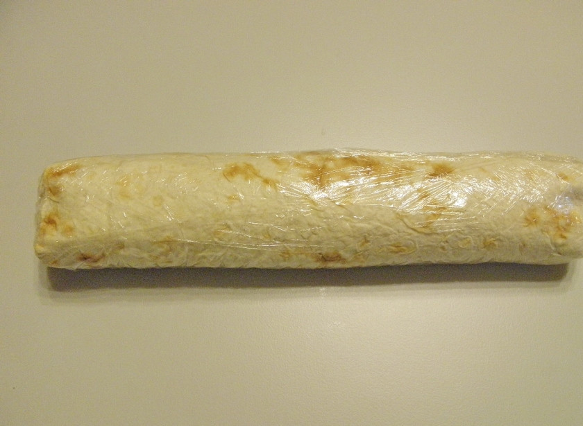 1. Этап. Новогодний рулет из лаваша: Сверните плотно лаваши в рулет. Заверните туго в пищевую пленку и отправьте в холодильник на 2-3 часа, чтобы как следует пропитался и не был сухим. После чего можно развернуть плёнку и порезать рулет на кусочки. Приятного аппетита!