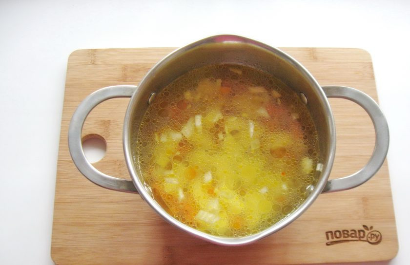 1. Этап. Суп из индейки с вермишелью: Картофель очистите, помойте и нарежьте кубиками, выложите в кастрюлю с луком и морковью. Залейте овощи процеженным бульоном из индейки. Варите суп до готовности овощей.