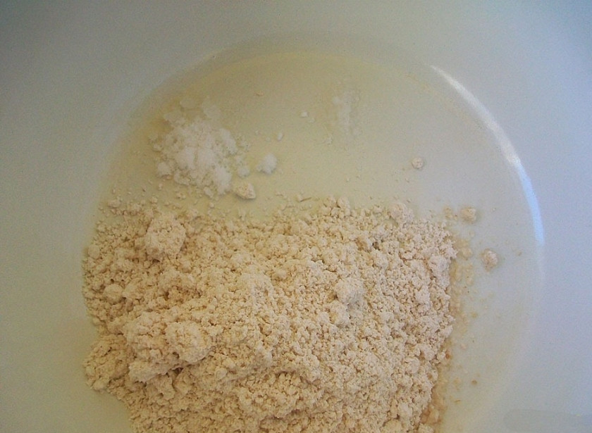 1. Этап. Овсяная каша для грудничка: Измельчаем овсянку блендером или кофемолкой. Помещаем все в сухую кастрюлю.