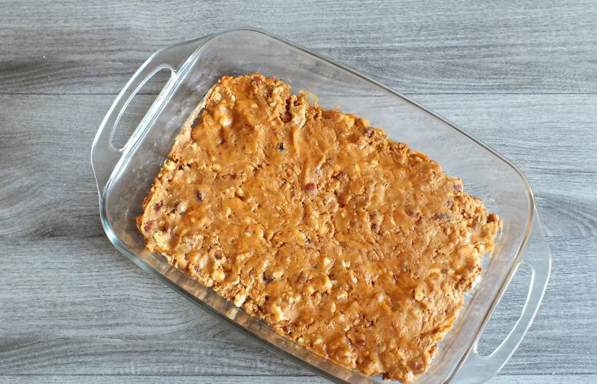 1. Этап. Сливочный щербет: Смочите ладони водой и разровняйте верх щербета. Оставьте его в форме на 5 часов. Если вы делаете щербет в стеклянной форме, то через полчаса сделайте насечки ножом, чтобы по ним легче было сделать разрезы. В силиконовой форме этого делать не нужно.