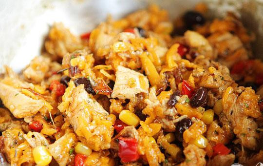 1. Этап. Конвертики с овощной начинкой: 3. Добавить кукурузу, фасоль и куриное мясо и перемешать до однородности. Выложить овощную смесь в миску, посыпать перцем, перемешать с тертым сыром Чеддер и приправой.