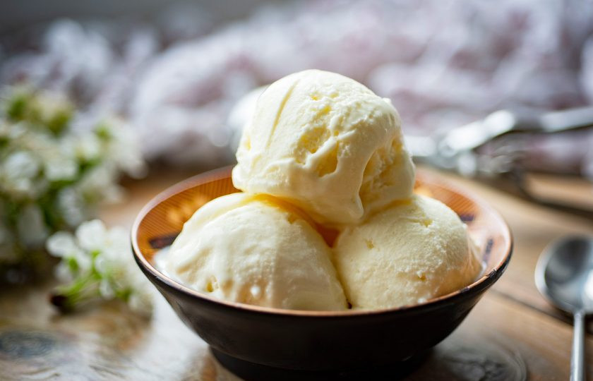 1. Этап. Мороженое из сливок и сгущенки в домашних условиях: Готовое мороженное разложите по креманкам и подавайте к столу в охлажденном виде.