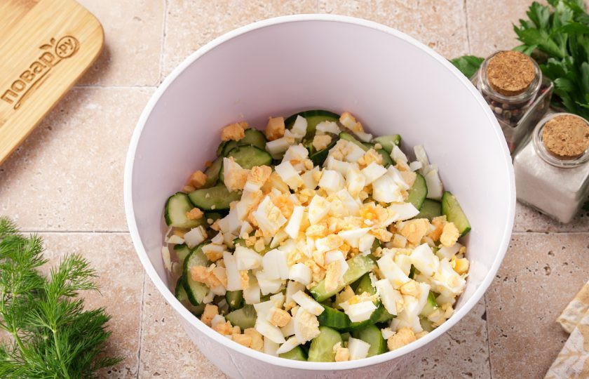 1. Этап. Салат с кальмаром, креветками и огурцом: Яйца очистите и нарежьте кубиками.