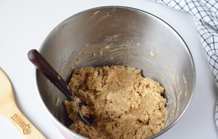 1. Этап. Овсяное печенье с яблоками без муки: Тесто готово, включите духовку на 180 градусов, противни застелите пергаментом.