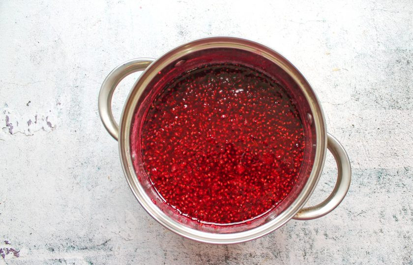 1. Этап. Варенье из малины с крахмалом: Поставьте малину на средний огонь и доведите до кипения. Варите массу в течение 5 минут, снимая пену.