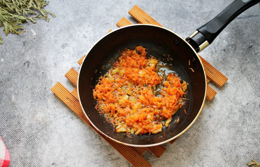 1. Этап. Котлеты из перловки с фаршем: Репчатый лук мелко порежьте, морковь натрите на средней терке. В сковороду налейте растительное масло, выложите овощи и обжарьте в течение 5 минут, перемешивая, остудите.