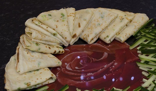 1. Этап. Утка по-пекински к новогоднему столу: Сложить блинчики треугольником.