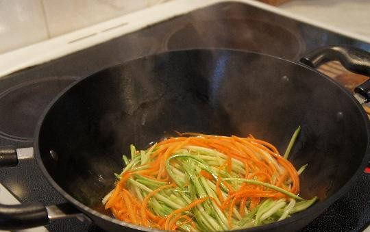 1. Этап. Палтус в духовке: Затем добавляем цуккини и обжариваем еще 3 минуты. Затем снимаем с огня.