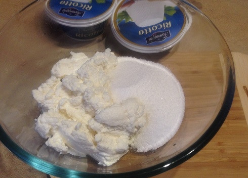 1. Этап. Неаполитанский чизкейк: 6. Рикотту смешиваем с оставшимся сахаром. У меня рикотта кремообразная, если у вас крупинками — лучше протереть через сито.