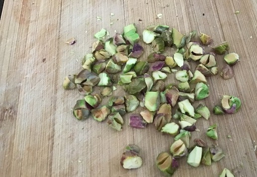 1. Этап. Карамелизированные персики: Фисташки очистить и крупно порубить, количество произвольное. У меня примерно 2 ст. л.