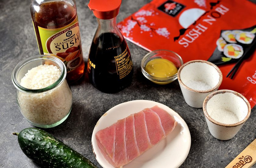 1. Этап. Роллы с тунцом и кунжутным соусом: Подготовьте необходимые ингредиенты для приготовления роллов с тунцом и кунжутным соусом. Тунец заранее разморозьте, промокните бумажными салфетками.