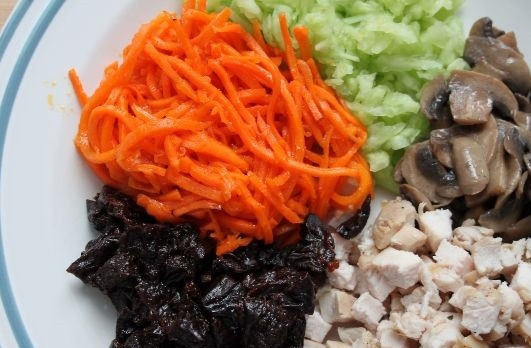 1. Этап. Куриный салат с черносливом и грибами: 6. Все ингредиенты готовы.