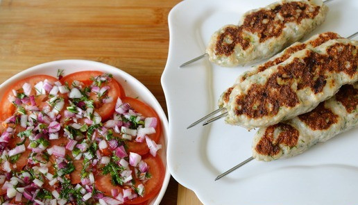 1. Этап. Кебабы из индейки с быстромаринованными помидорами: Подаём кебабы горячими сразу. На гарнир - быстрые маринованные помидоры, зелень, лаваш. Приятного аппетита!