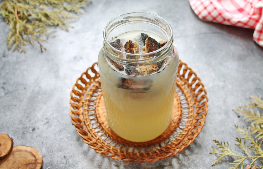 1. Этап. Квас из молочной сыворотки: Выложите в банку простой и обжаренный ржаной хлеб, перемешайте.