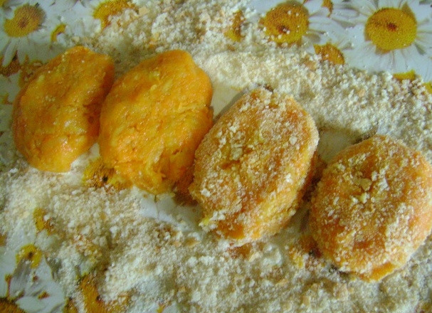 1. Этап. Морковные котлеты в мультиварке: Из полученной остывшей массы формируем котлеты. Обваливаем их в панировочных сухарях.