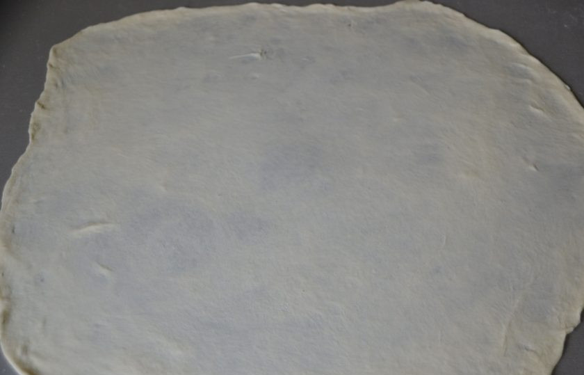 1. Этап. Штрудель со сливой: Раскатайте скалкой или руками растяните тесто очень тонко. Это можно делать на столе присыпанном слегка мукой, а затем перенести на ткань для удобства сворачивания в рулет.