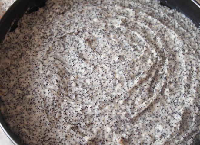 1. Этап. Творожно-маковый пирог: Густую маковую массу смешайте с творожной. Достаньте форму с тестом из холодильника, сверху выложите начинку.