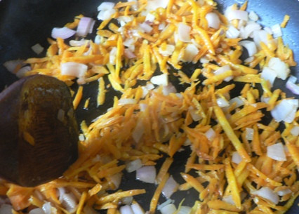 1. Этап. Кабачковая икра с уксусом: 2. Затем обжарим лук и морковь.