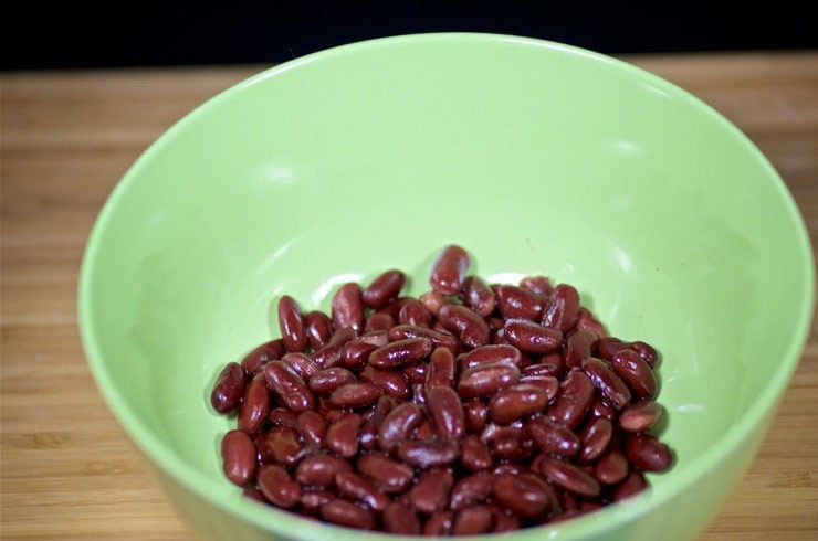 1. Этап. Крабовый салат с красной фасолью: 2. В глубокую емкость высыпьте фасоль.