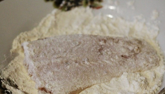 1. Этап. Маринад для пангасиуса: Потом обваляйте в муке.