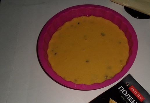 1. Этап. Кукурузно-тыквенный кекс с изюмом: Силиконовую форму для выпечки смачиваю холодной водой и выкладываю подготовленное тесто. Затем отправляю в разогретую духовку.