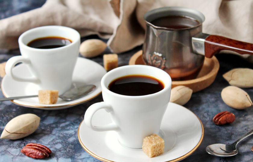 1. Этап. Апельсиновый кофе с орехом пекан: Разлейте кофе, процедив, по чашкам и подавайте.