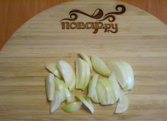 1. Этап. Салат с печенью куриной слоеный: 2. Порежьте крупно лук.