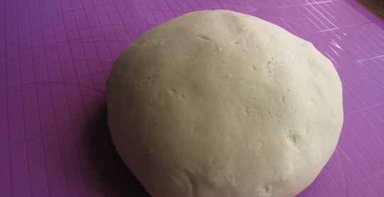 1. Этап. Творожные пряники: Разотрите до бела желток с сахаром и ванилином. Добавьте к получившейся массе творог, растительное масло, разрыхлитель и молоко. При помощи миксера взбейте все ингредиенты в однородную пасту. В конце всыпьте просеянную муку и замесите довольно упругое тесто. Скатаете его в ком и отправьте в холодильник под пищевой пленкой на час.