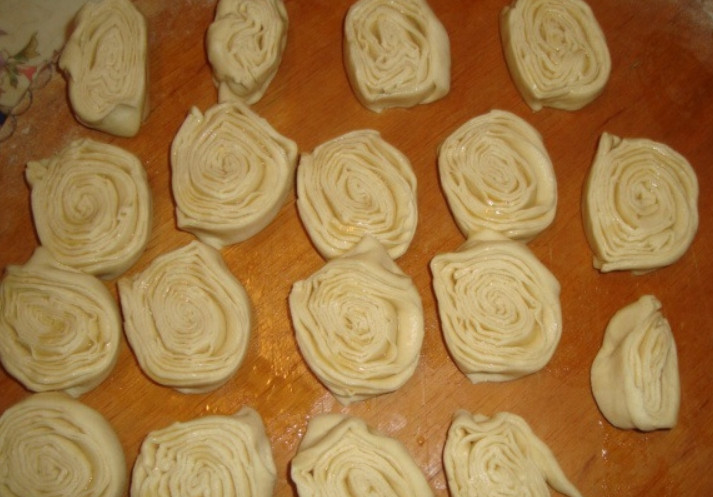 1. Этап. Бадамбура: Скручиваем тесто в тугой рулет и нарезаем порционными кусочками.