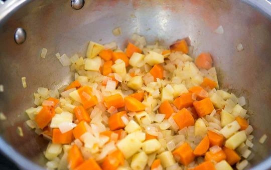 1. Этап. Овощи, тушенные с мясом в говяжьем бульоне: В отдельном сотейнике на масле обжарьте минут 15 измельченный лук и морковь, а также мелко нарезанный картофель.