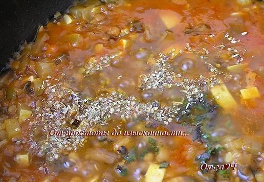 1. Этап. Спагетти с чечевично-грибным соусом: Всыпьте нарезанные листики базилика и орегано. Посолите и поперчите по вкусу, по желанию всыпьте сахар, перемешайте.