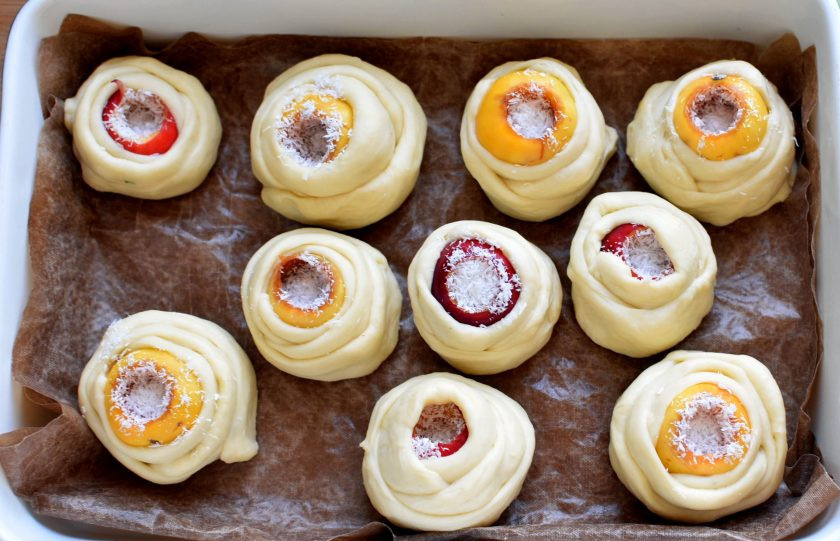 1. Этап. Сдобные розочки с ранетками: Выложите булочки на противень или в форму с пергаментом и дайте расстояться минут 15.