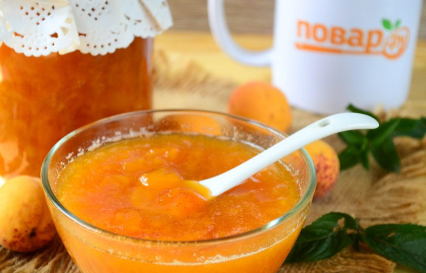 1. Этап. Варенье из абрикосов без косточек: Готовое абрикосовое варенье разложите по чистым стерильным баночкам и плотно закупорьте металлическими крышками. Переверните баночки, проверьте плотность крышки. Оставьте баночки в перевернутом состоянии до полного охлаждения.