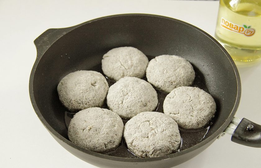 1. Этап. Котлеты из корюшки: Разогрейте на сковороде масло и выложите получившиеся котлеты.