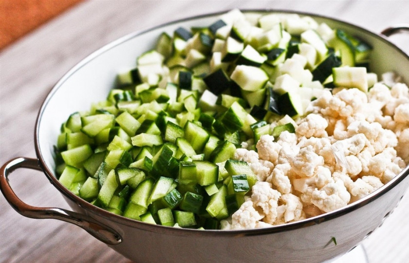 1. Этап. Аджика огуречная на зиму: 2. Нарезаем овощи мелко, соль разводим в воде, пусть хотя бы 12 часов (а лучше и все 24) постоят в соленой воде. Затем воду слить.